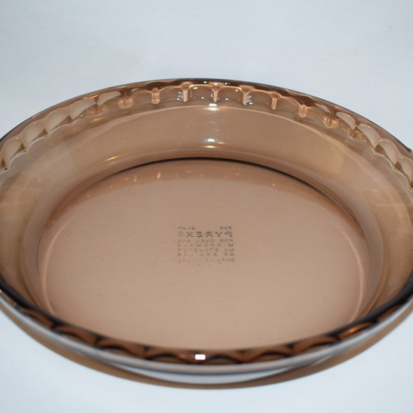 Vintage PYREX Easy Grab Smoke Glass Fluted Pie Dish  #229 With Handles - Picture 1 of 2